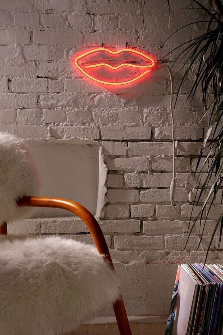 40. Modelo de luminária led neon em formato de beijo. Fonte: Pinterest