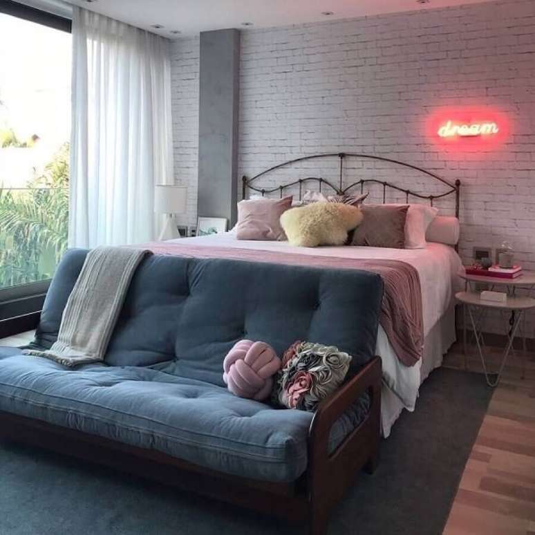 15. Neon luminoso pink decora o quarto de casal. Fonte: Pinterest
