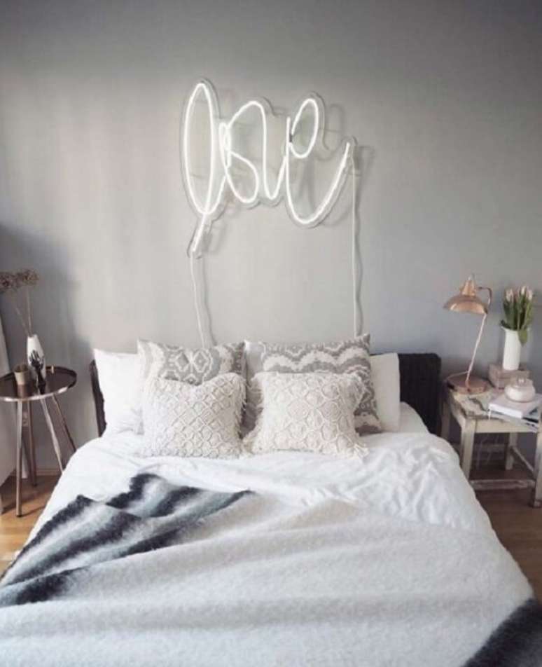 24. O letreiro luminoso neon com escrita LOVE decora o quarto do casal. Fonte: Pinterest