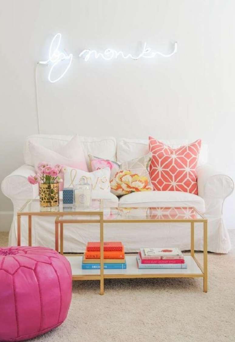 36. O letreiro luminoso neon trouxe personalidade para a sala de estar. Fonte: Pinterest