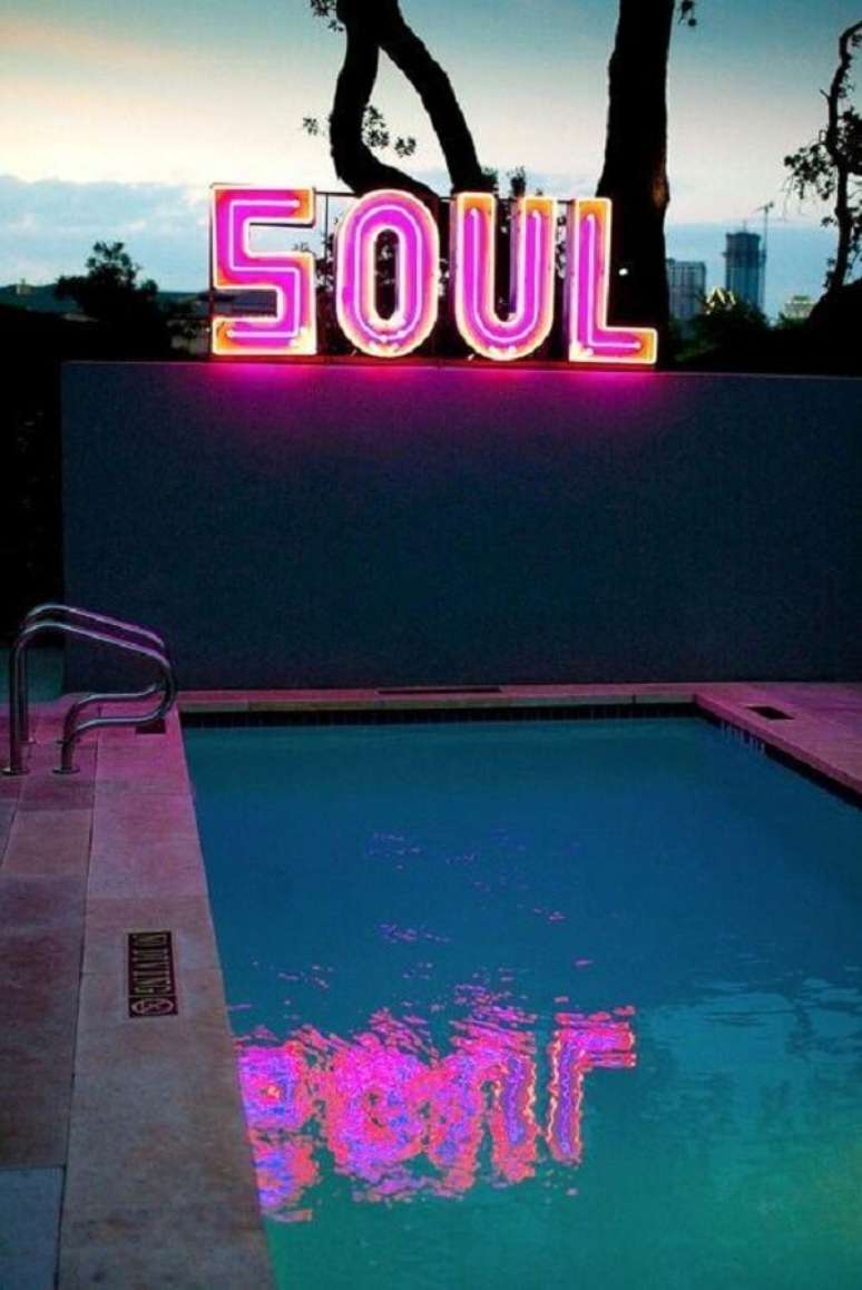 37. O neon luminoso anima a decoração da festa na piscina. Fonte: Pinterest