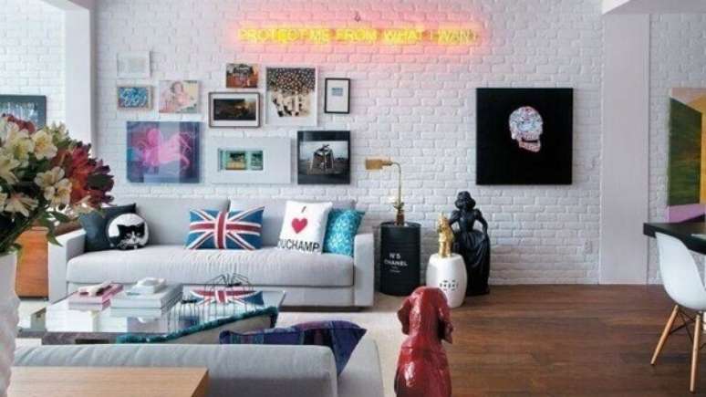 5. Sala de estar decorada com quadros e luminária neon personalizada. Fonte: Pinterest