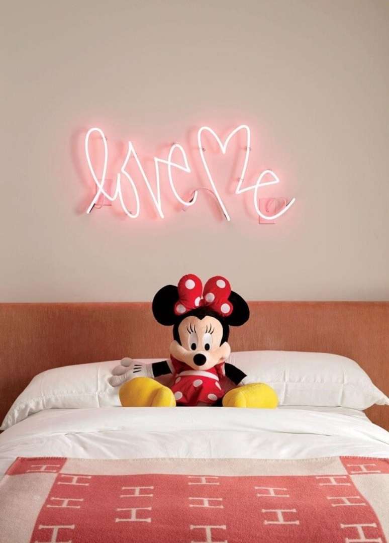 1. Traga romantismo para a decoração do quarto incluindo um letreiro luminoso neon. Fonte: Pinterest