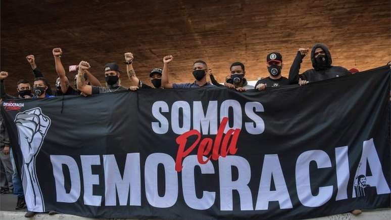 Manifestantes de torcidas organizadas protestaram contra o presidente em São Paulo