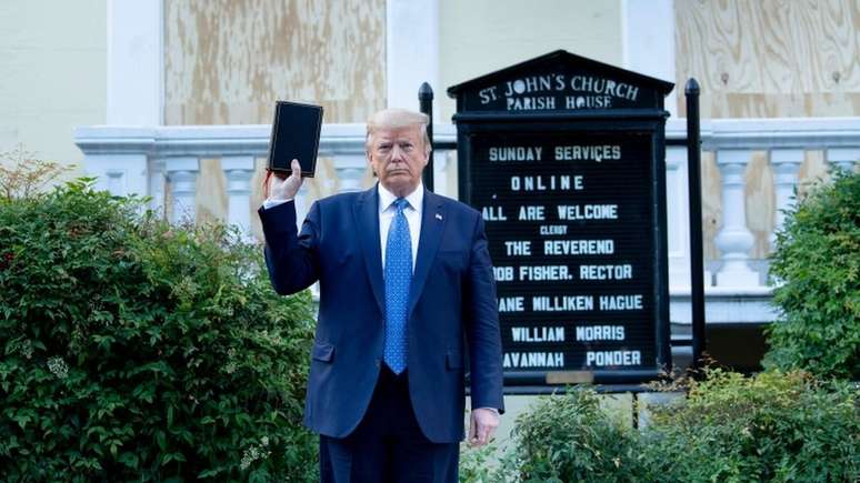 O presidente americano caminhou até a igreja St John, em Washington