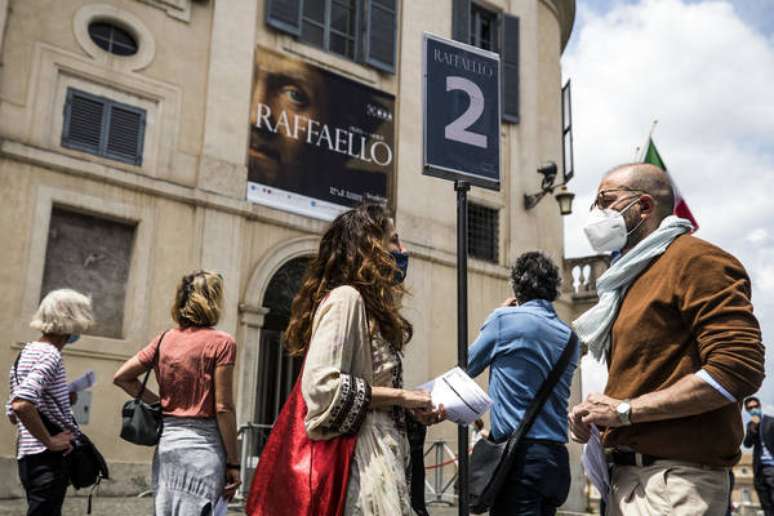 Fila com distanciamento para entrar em exposição de Rafael Sanzio em Roma