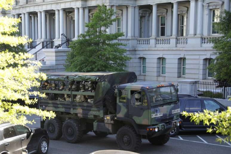 Ve&iacute;culos transportando tropas da Guarda Nacional s&atilde;o vistos em Washington
01/06/2020
REUTERS/Tom Brenner