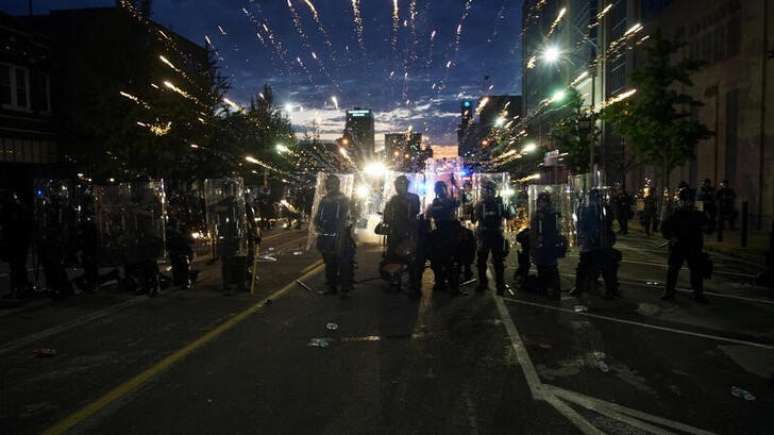 Fogos de artifício são disparados atrás de policiais durante protesto em Mineápolis, EUA
01/06/2020
REUTERS/Lawrence Bryant