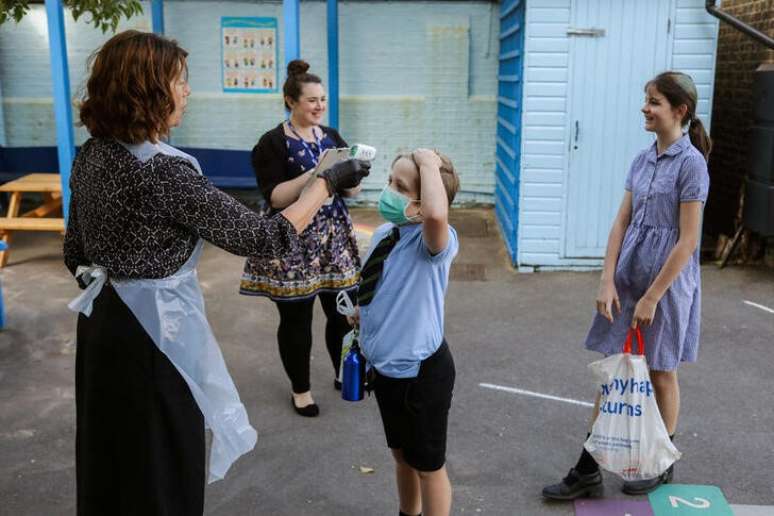 Crianças retornam à escola em Fullham, no oeste de Londres
02/06/2020 REUTERS/Kevin Coombs