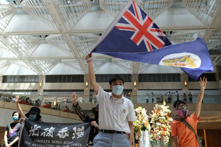 Manifestante pró-democracia acena bandeira da era colonial britânica em Hong Kong
01/06/2020
REUTERS/Tyrone Siu