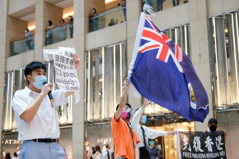 Manifestantes pró-democracia com máscaras de proteção empunham bandeira colonial britânica de Hong Kong
01/06/2020 REUTERS/Tyrone Siu