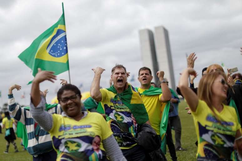 Apoiadores do presidente Jair Bolsonaro protestam contra o STF
09/05/2020
REUTERS/Ueslei Marcelino
