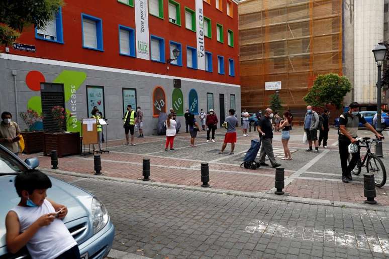 Pessoas formam fila para receber alimentos em meio à pandemia de Covid-19 em Madri
02/06/2020
REUTERS/Susana Vera