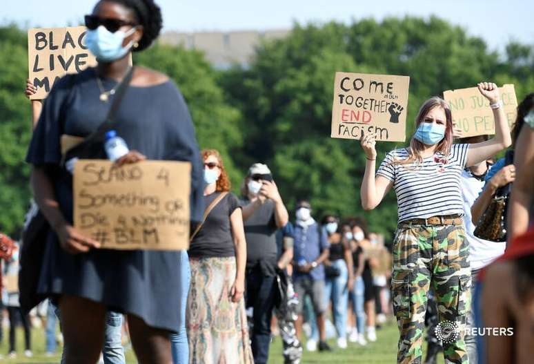 Na Holanda, pessoas participam de protesto pela morte de George Floyd. 02/06/2020. REUTERS/Piroschka van de Wouw.

