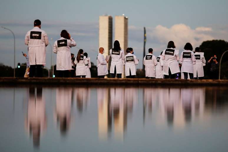 Protesto de enfermeiros em Brasília em homenagem a colegas mortos durante pandemia de Covid-19
12/05/2020
REUTERS/Adriano Machado