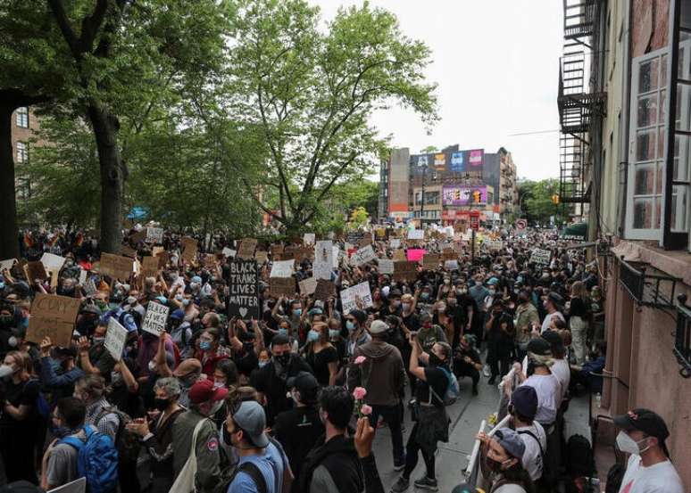 Pessoas protestam contra morte de homem negro sob custódia da polícia de Minneapolis. 2/6/2020. REUTERS/Jeenah Moon