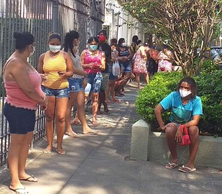 Ação beneficente atende a dezenas de mães do Morro dos Macacos, na zona norte carioca