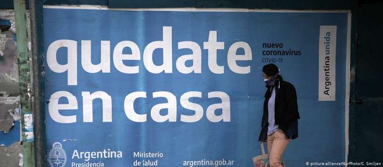 Campanha do governo argentino pede que a população fique em casa para conter a disseminação do coronavírus