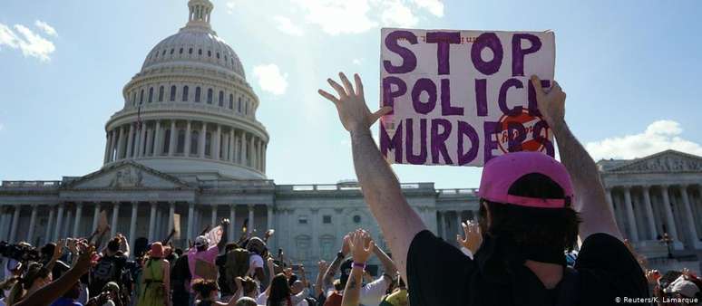 Manifestantes protestam contra violência policial em Washington