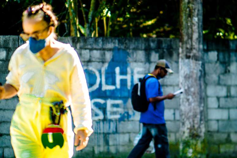 Movimentação de pessoas em rua da Cocaia em Ilhabela, SP, no início da tarde desta segunda-feira, dia 1 de junho. 