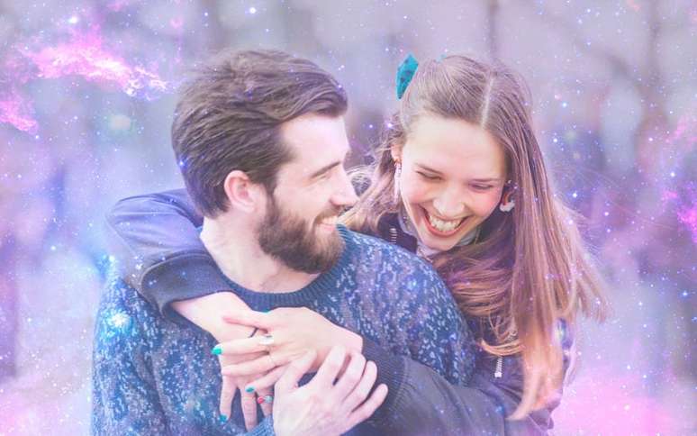 Homem e mulher se abraçando com um filtro lilás na parte de trás