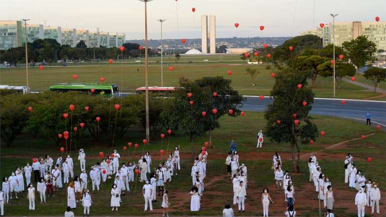 Homenagem em Bras&iacute;lia a v&iacute;timas da covid-19; mais de 31 mil pessoas j&aacute; morreram no pa&iacute;s