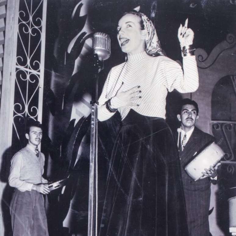 A foto da temporada londrina, em 1948, mostra um bracelete de cobre no punho esquerdo da cantora, que o usou em gravação na BBC: a joia foi arrematada por 1,5 mil reais