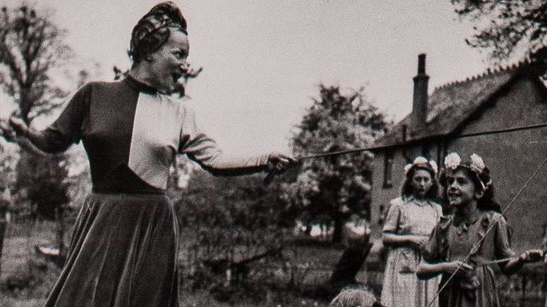 Na par&oacute;quia de Weston Turville, do dia 1&ordm; de maio de 1948, a cantora foi coroada May Queen do English May Day e encantou as crian&ccedil;as ao dan&ccedil;ar com elas.
