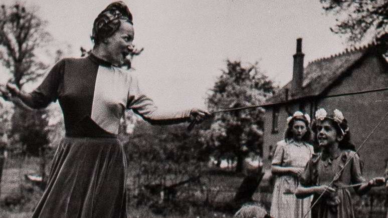 Na paróquia de Weston Turville, do dia 1º de maio de 1948, a cantora foi coroada May Queen do English May Day e encantou as crianças ao dançar com elas.