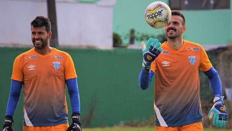 Goleiros do Avaí durante treinamento