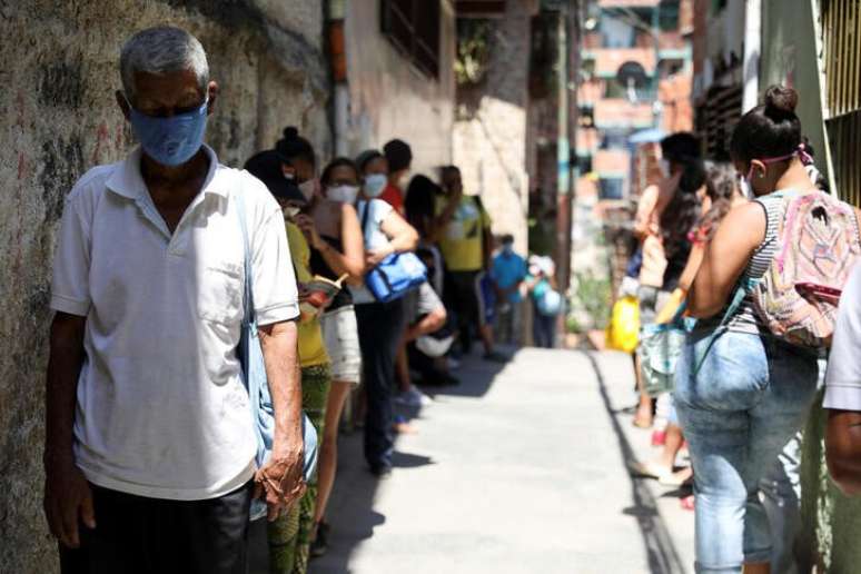 Pessoas fazem fila para receber comidade de entidade de caridade em Caracas
30/04/2020 REUTERS/Manaure Quintero
