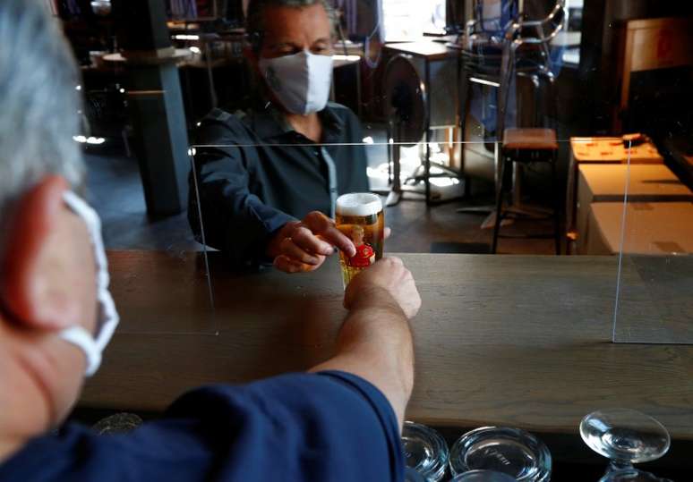 Dono de bar belga testa barreira protetora contra coronavírus
29/05/2020
REUTERS/Francois Lenoir