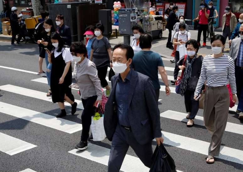 Pessoas com máscaras de proteção camiham em Seul
28/05/2020
REUTERS/Kim Hong-Ji