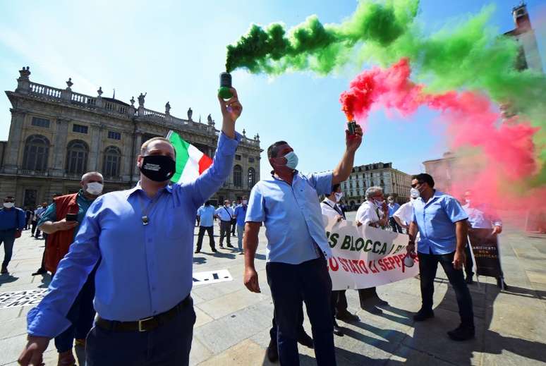 Manifestantes protestam com fumaça durante ato de motoristas de ônibus de turismo que ficaram sem receber por meses devido à quarentena do coronavírus na Itália
03/06/2020
REUTERS/Massimo Pinca