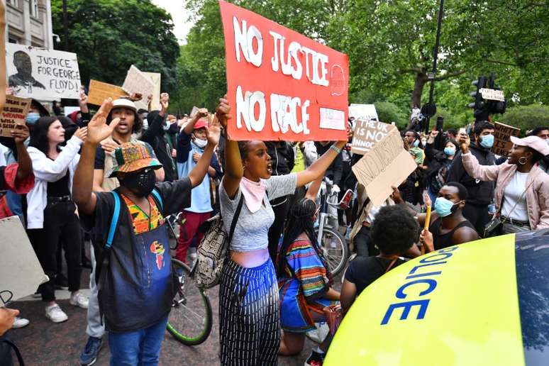 Manifestantes durante o protesto "Black Lives Matter" em Londres, Reino Unido 
03/06/2020
REUTERS / Dylan Martinez