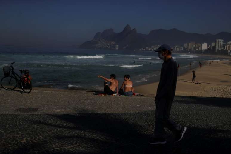 Pessoas em praia do Rio de Janeiro no primeiro dia de abertura parcial
02/06/2020
REUTERS/Pilar Olivares