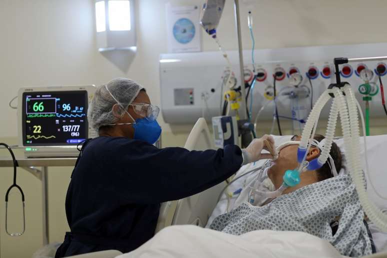Enfermeira atende paciente da Covid-19 em hospital municipal em São Paulo
03/06/2020
REUTERS/Amanda Perobelli