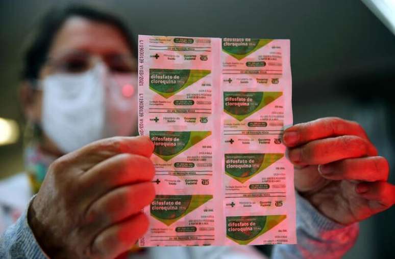 funcionária do serviço de saúde mostra embalagem com compromidos de cloroquina. Porto Alegre. 26/5/2020. REUTERS/Diego Vara
