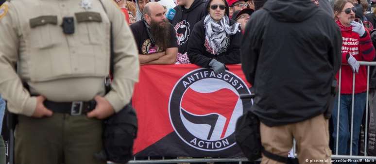 Bandeira antifascista durante protesto contra o racismo nos EUA, em 2017