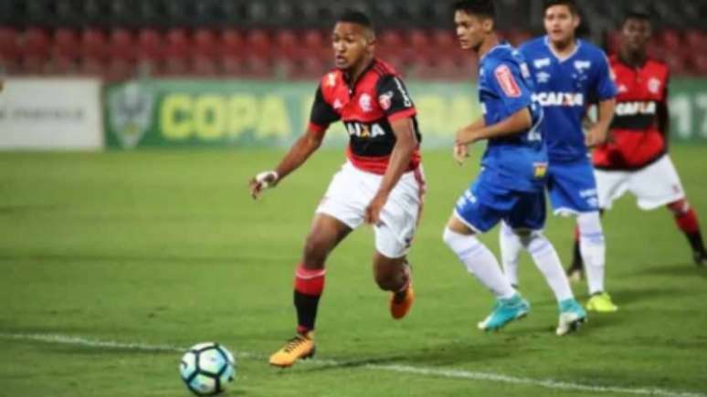 Matheus em ação pela base do Fla (Foto: Divulgação/Flamengo)