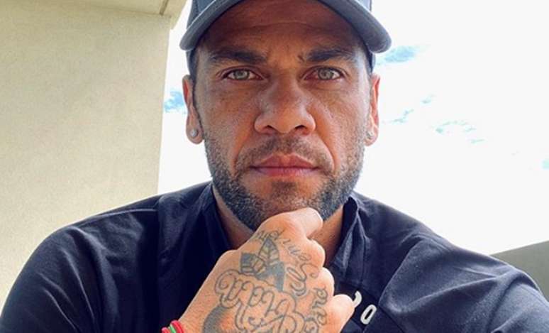 Daniel Alves reagiu a ofensa racista durante jogo do Barcelona seis anos atrás