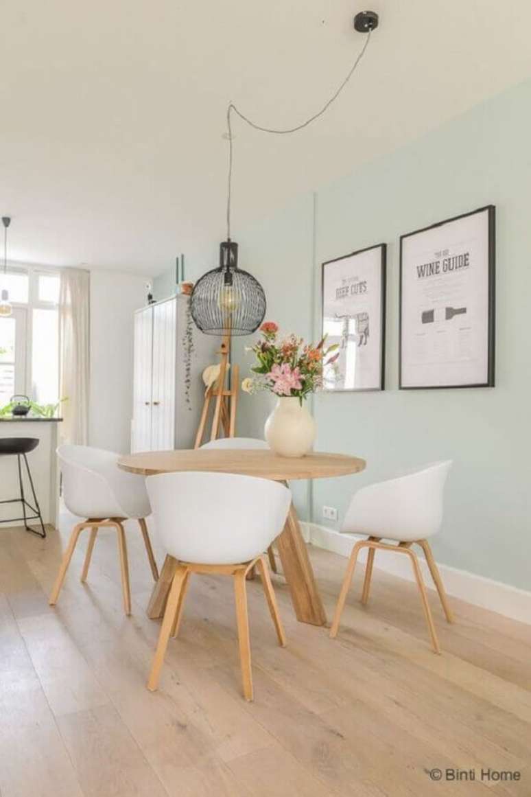12. Decoração clean com quadros com frases para sala de jantar moderna – Foto: Fashionismo