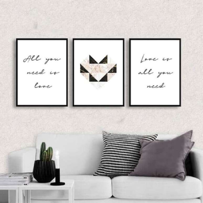13. Decoração clean para sala com quadros decorativos com frases – Foto: Santo Quadro