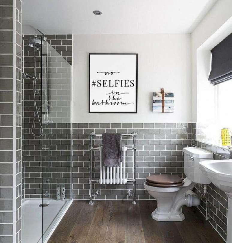 14. Você já pensou em usar quadros decorativos com frases para a decoração de banheiro? Fica bem lega – Foto: Etsy