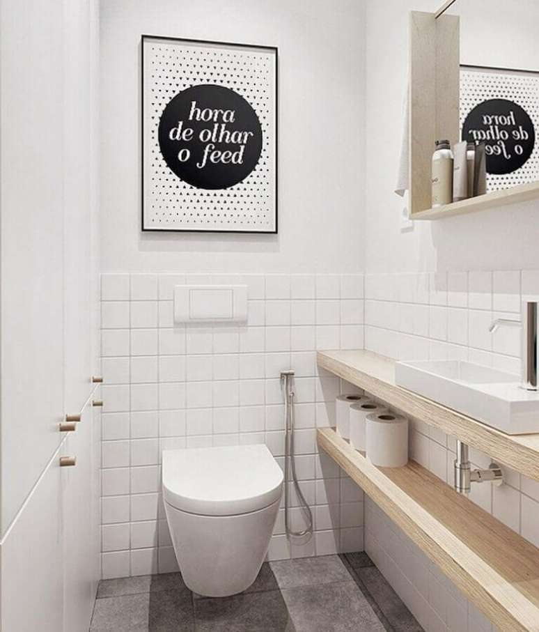 16. Decoração de banheiro com quadros com frases divertidas – Foto: Deposter
