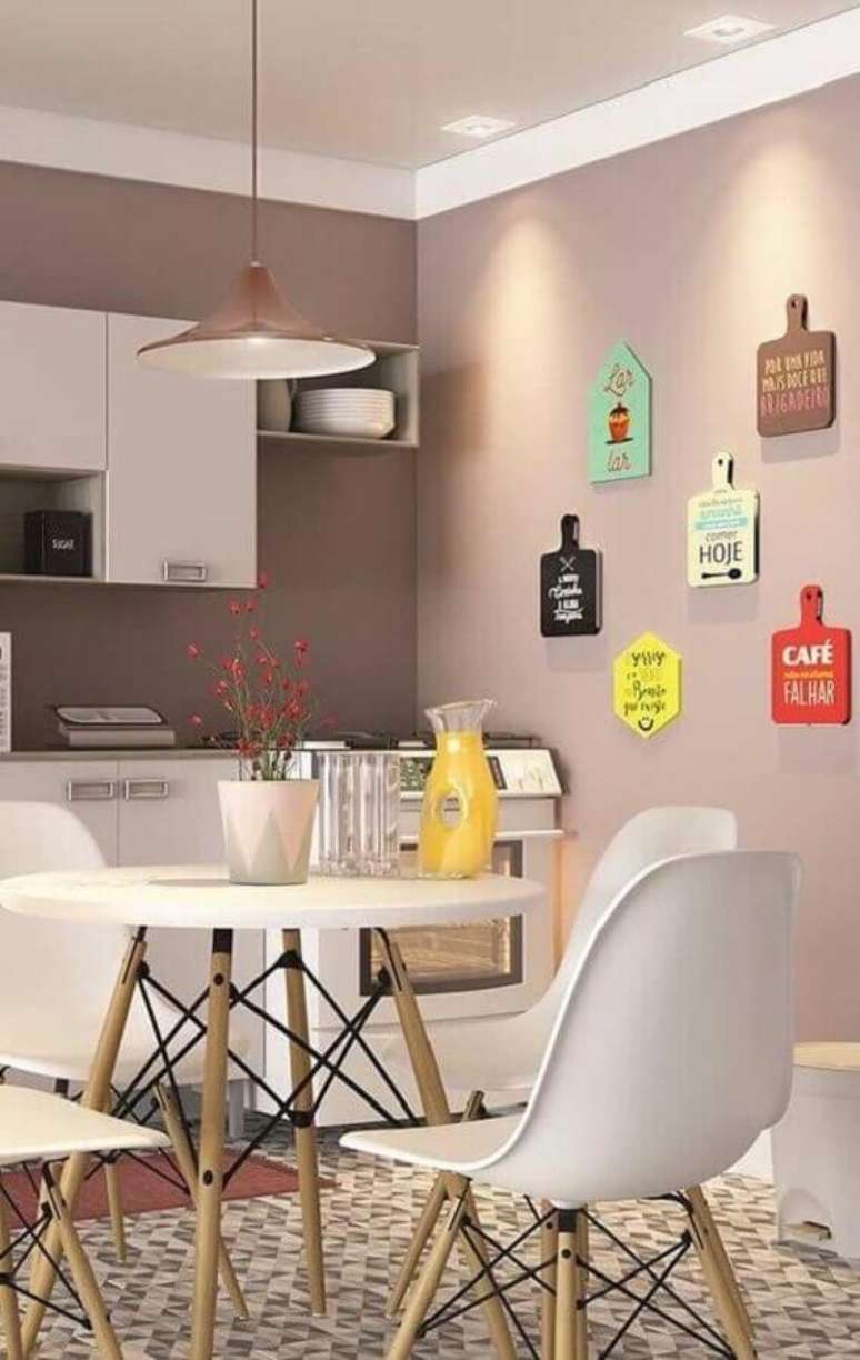 8. Aqui os quadros com frases para cozinha deram um ar divertido para a decoração – Foto: Revista VD