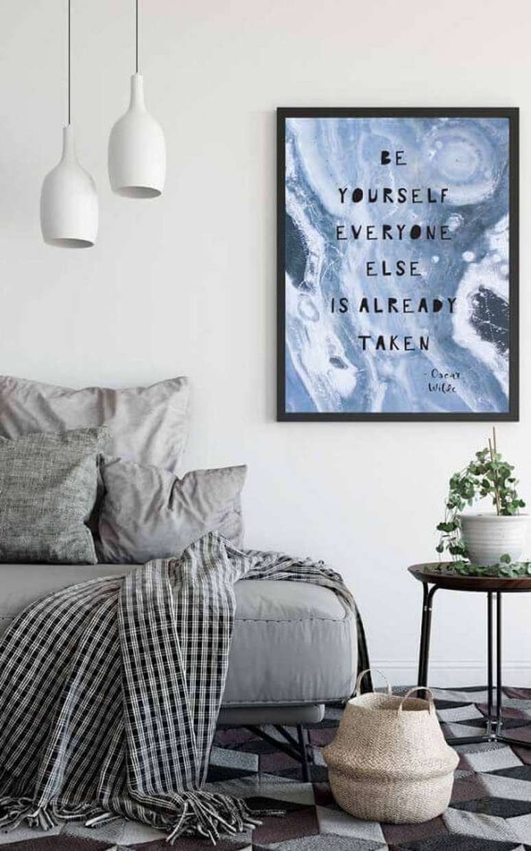 18. Para uma decora&ccedil;&atilde;o bem minimalista invista em modelos de quadros decorativos com frases que se destaque no ambiente &ndash; Foto: Behance