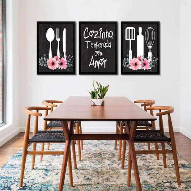 19. Decoração com quadros com frases para sala de jantar com cadeiras e mesa de madeira – Foto: Pinterest