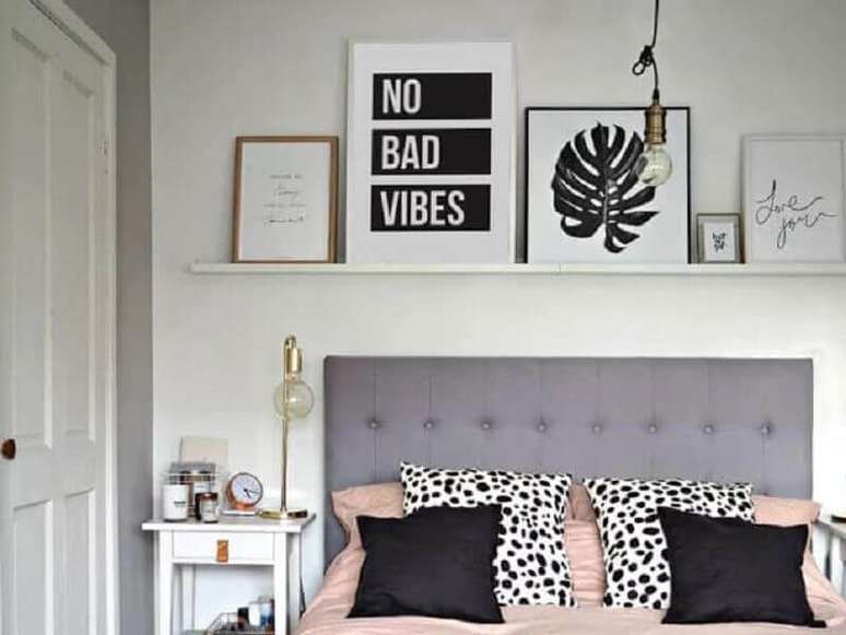 2. É possível usar os quadros decorativos com frases junto com outros modelos de quadros – Foto: Pinterest