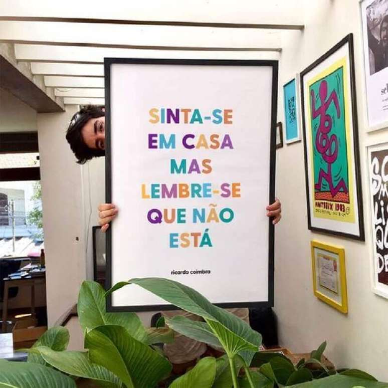 21. Modelo divertido de quadro com frase personalizado – Foto: Pump Up Decor